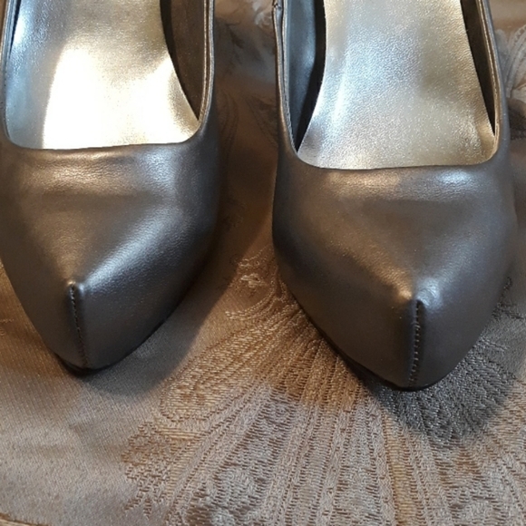 City Struts Pewter Metallic Heels Size 8 - Picture 4 of 8
